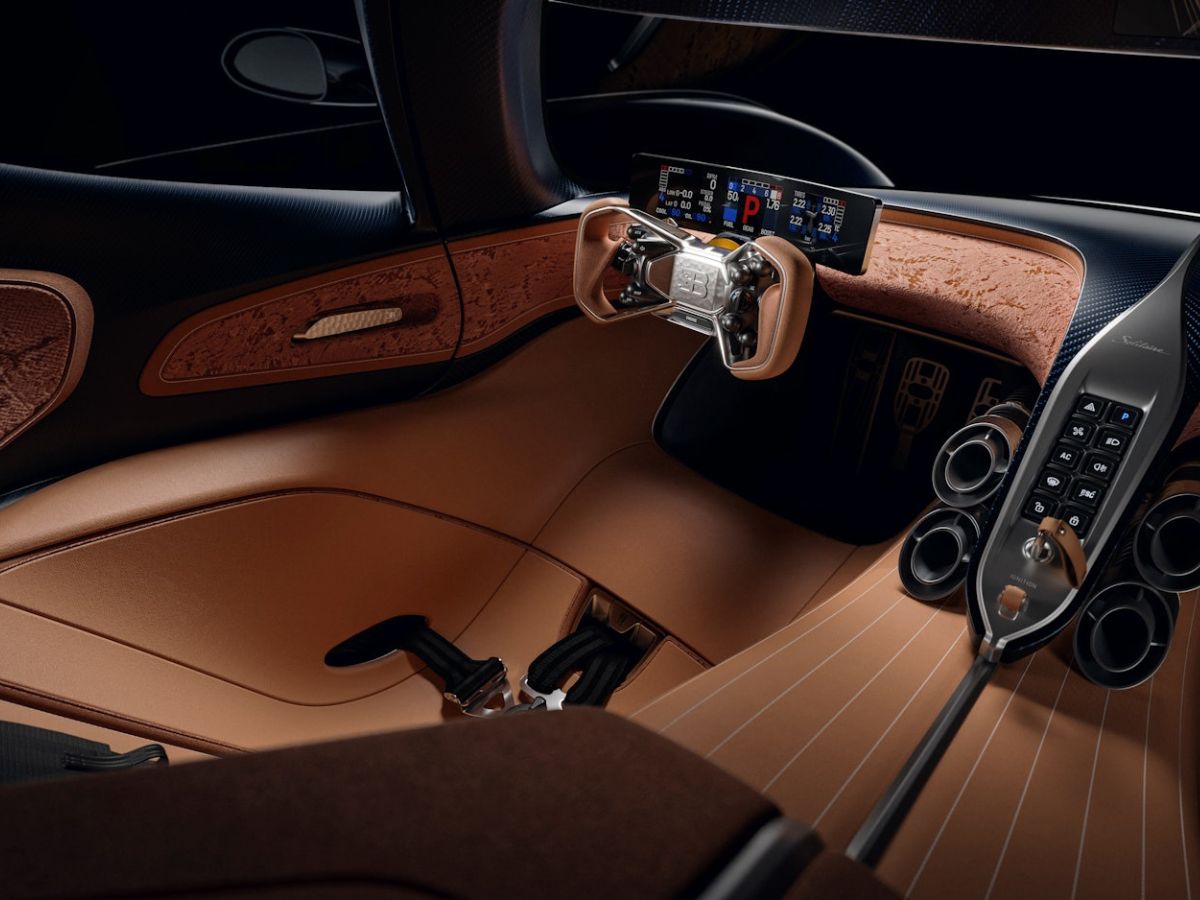 Interior del Bugatti Solitaire Destrier con volante estilo aviación