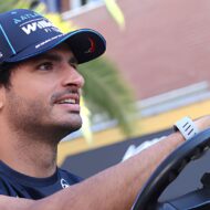 Carlos Sainz sorprende en la Fórmula 1 con sus 2 coches más opuestos: de un Golf de 2012 a un Ferrari de más de 700.000 euros Carlos Sainz en el Gran Premio de España