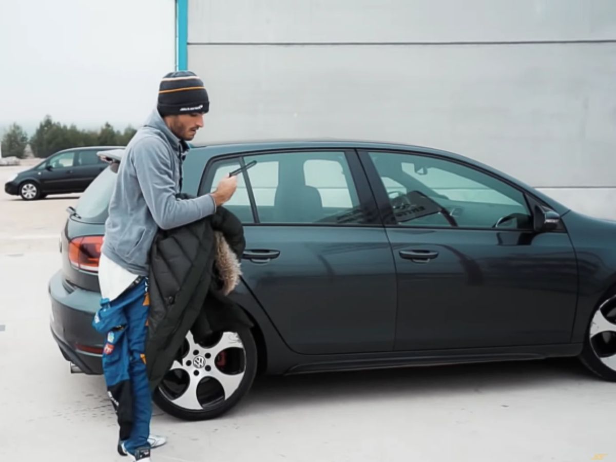 Carlos Sainz llegando con su Golf GTI como piloto de F1