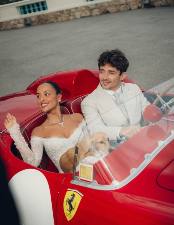 Charles y Alexandra Leclerc en el Ferrari Testa Rossa tras su boda