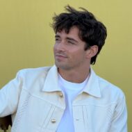 Charles Leclerc lleva por Madrid la chaqueta perfecta para el entretiempo: es francesa, muy ligera y ya tiene las tallas agotadas Charles Leclerc con la chaqueta de Drôle de Monsieur