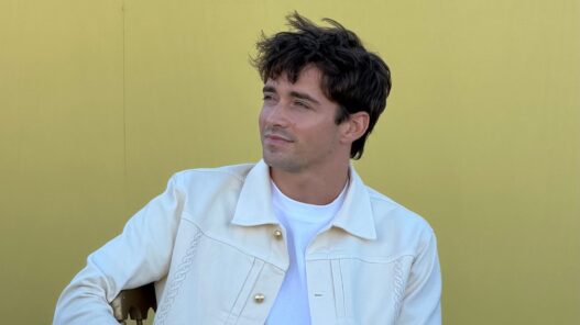 Charles Leclerc con la chaqueta de Drôle de Monsieur