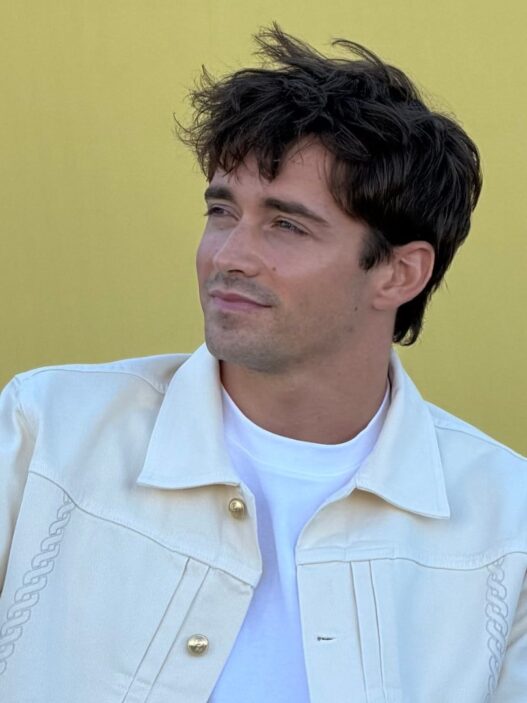 Charles Leclerc con la chaqueta de Drôle de Monsieur