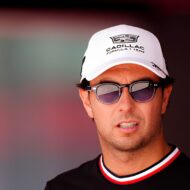 El coche que el piloto de F1 Checo Pérez utiliza para moverse por Madrid: un SUV eléctrico de 80.000 euros Checo Pérez luciendo gorra y camiseta del equipo Cadillac F1 Team