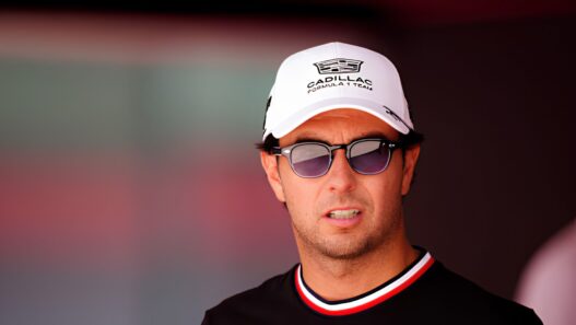 Checo Pérez luciendo gorra y camiseta del equipo Cadillac F1 Team