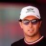 Checo Pérez luciendo gorra y camiseta del equipo Cadillac F1 Team