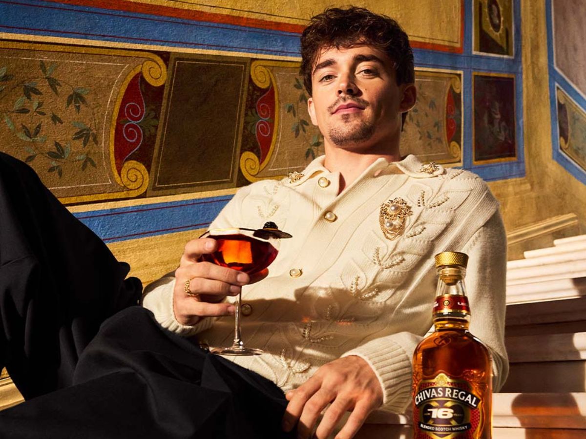 Charles Leclerc con la botella de Chivas Regal 16