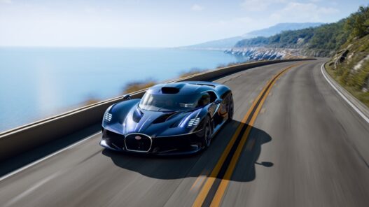 El Bugatti Destrier recorriendo una carretera costera