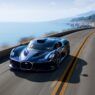 El Bugatti Destrier recorriendo una carretera costera