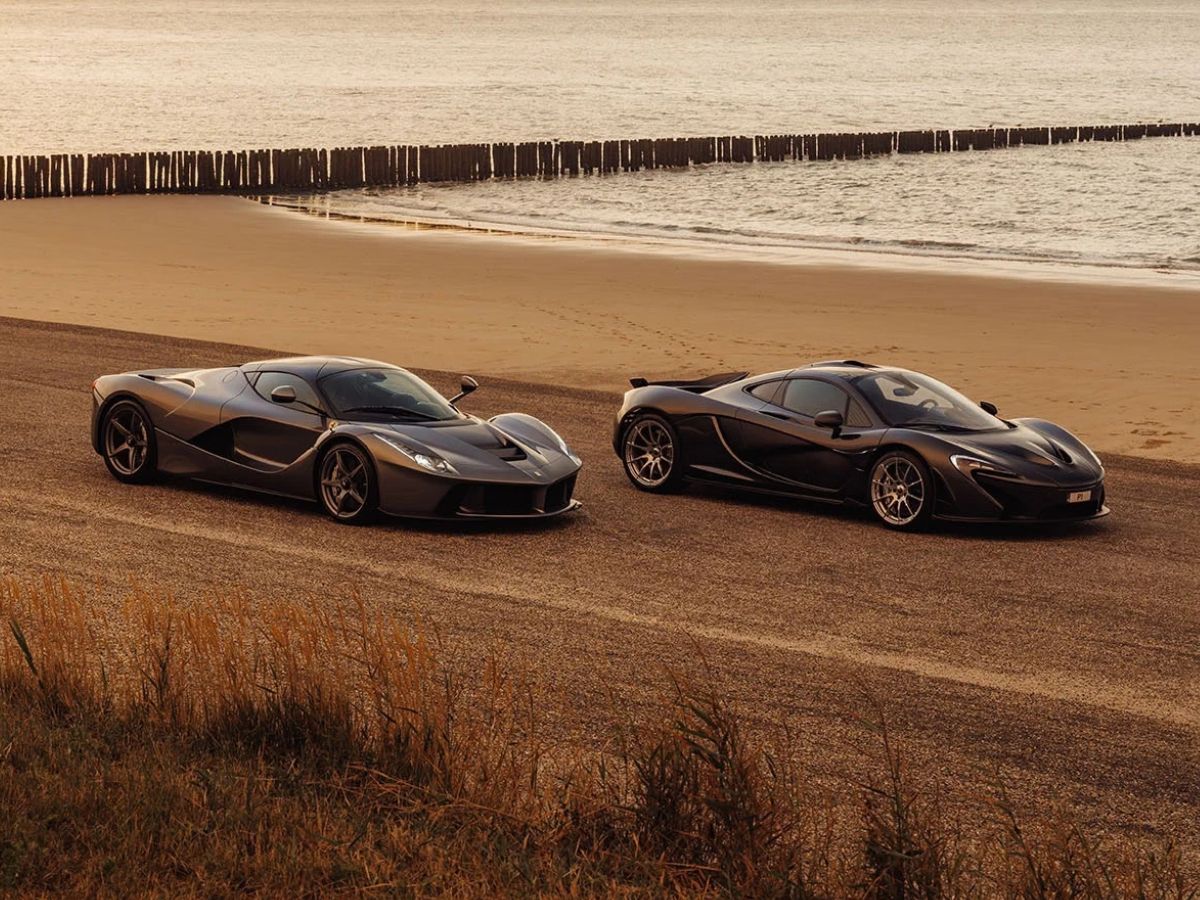 Foto del McLaren P1 y el Ferrari LaFerrari en una playa