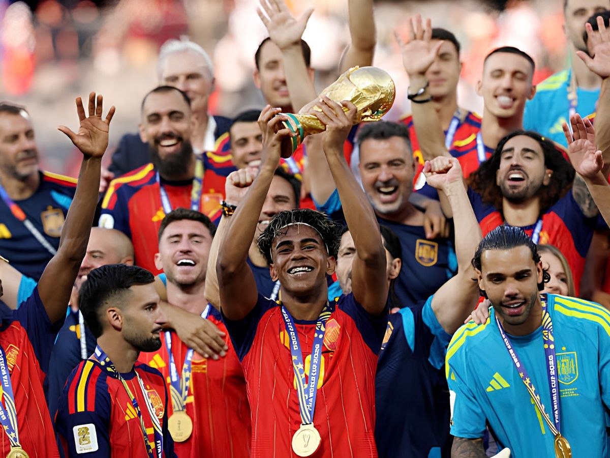 Lamine Yamal alzando la Copa del Mundo