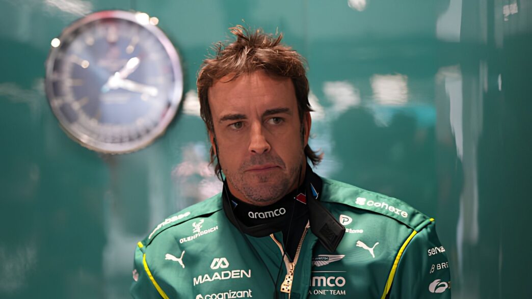 Fernando Alonso concentrado en el interior del box de Aston Martin