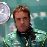 Fernando Alonso tiene el Bugatti más caro de la historia: es de aluminio y tiene un récord mundial de velocidad Fernando Alonso concentrado en el interior del box de Aston Martin