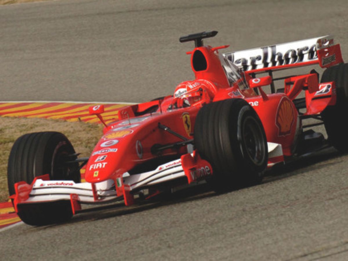 Ferrari 248 F1 corriendo en pista