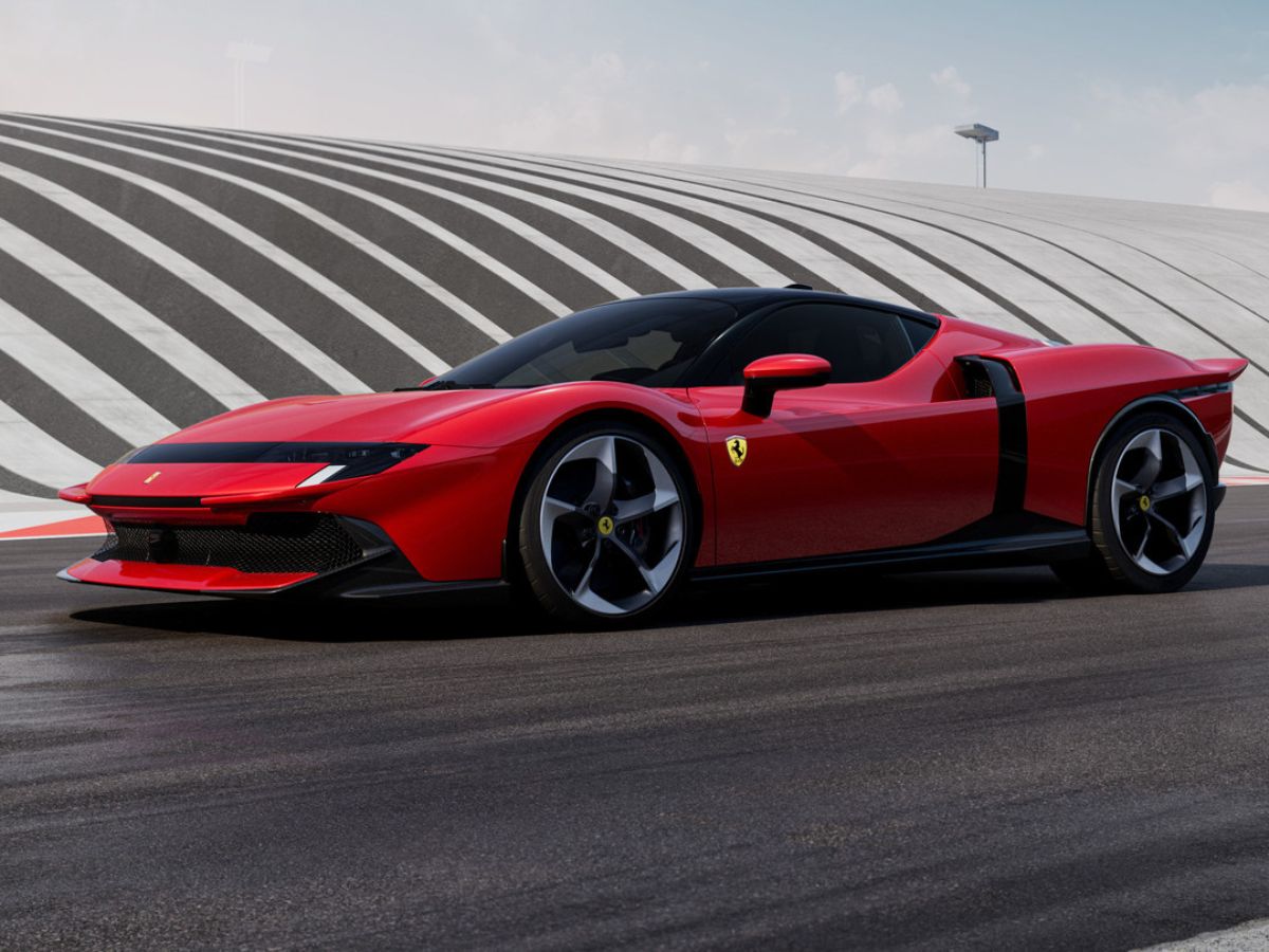 Foto lateral del Ferrari 849 Testarossa en color rojo y negro