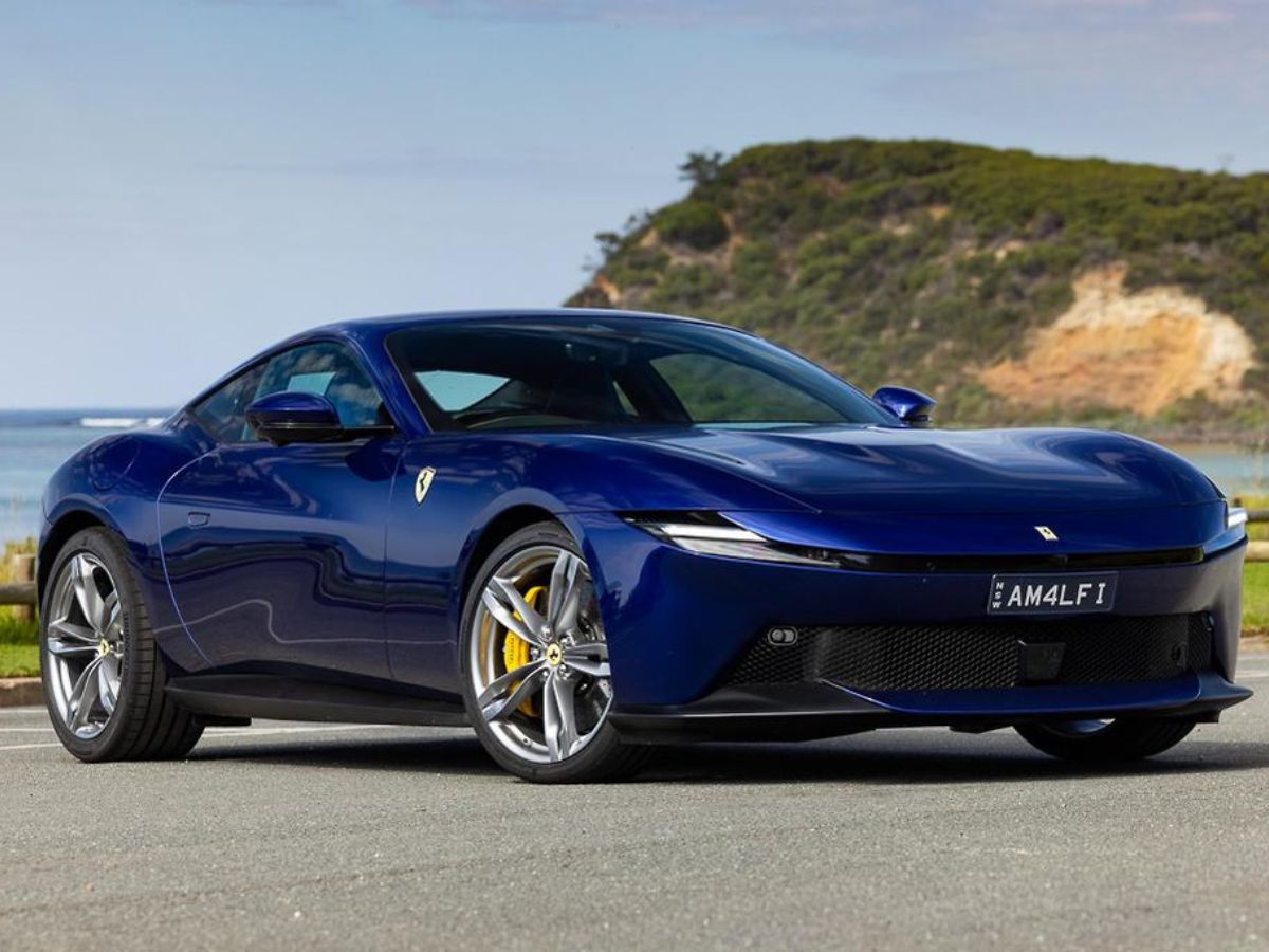 Vista del Ferrari Amalfi color Blu Elettrico
