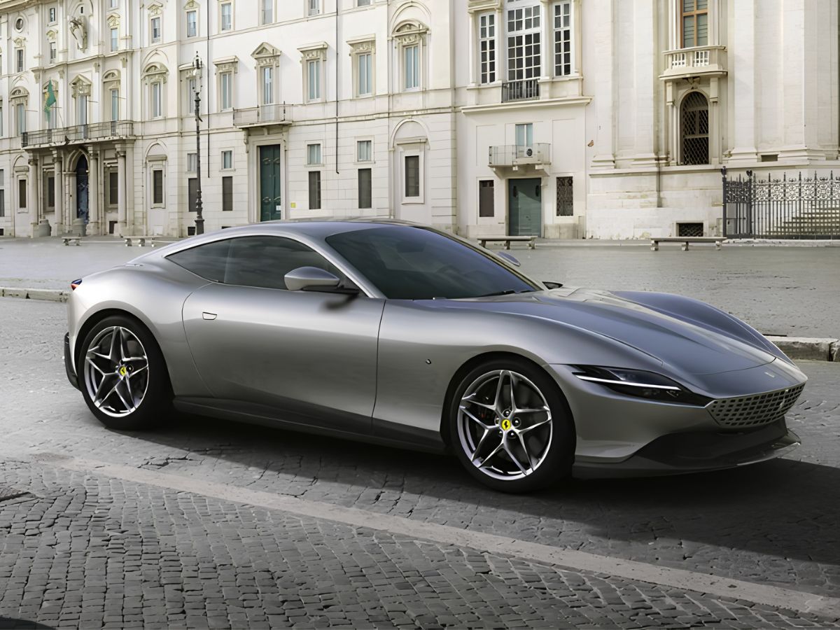 Foto del Ferrari Roma por las calles de la ciudad italiana que le da nombre