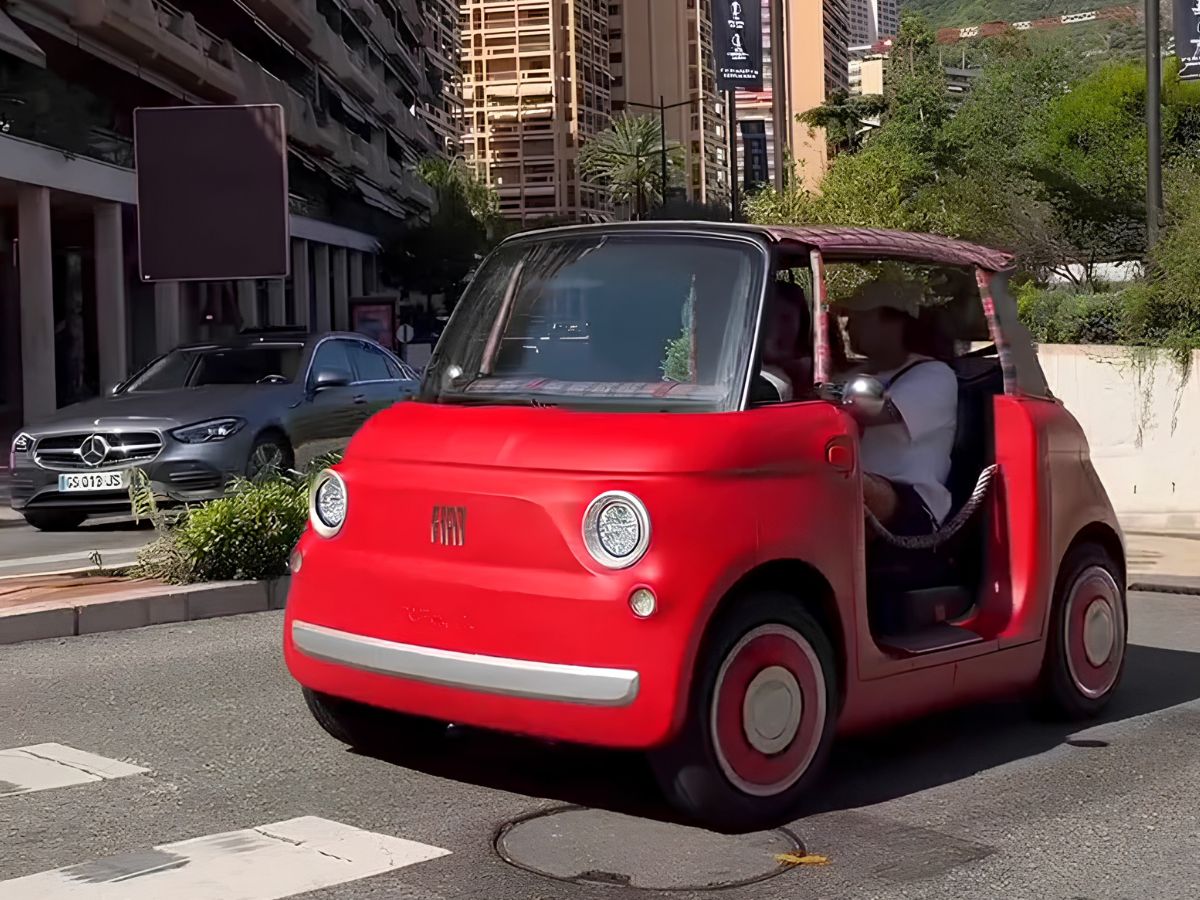 Carlos Sainz conduciendo un Fiat Topolino en Mónaco