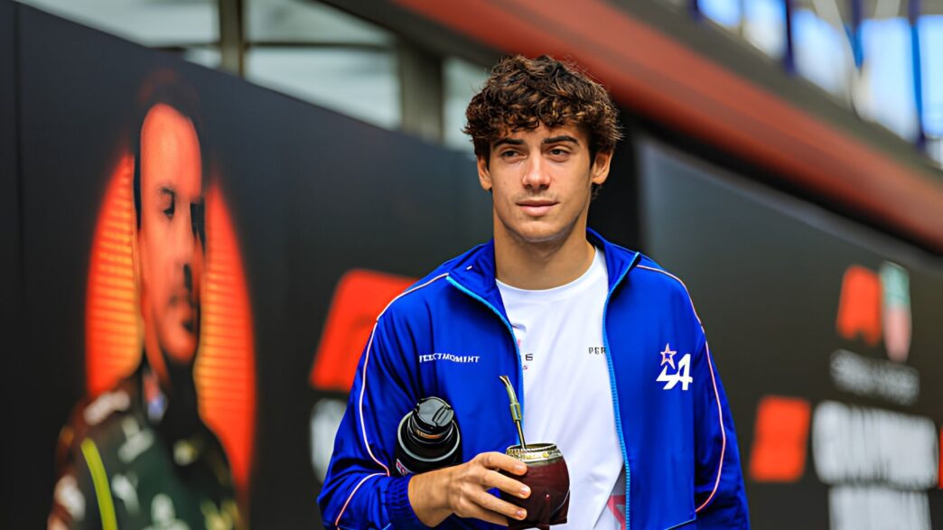 Imagen de Franco Colapinto en el paddock de Fórmula 1