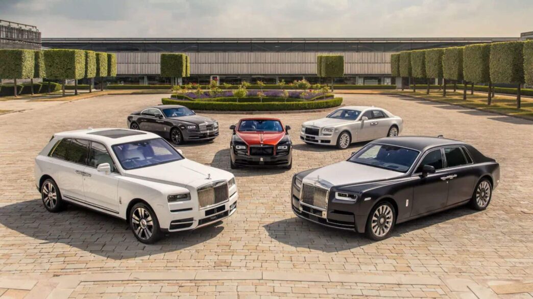 Gama de vehículos Rolls-Royce frente a la sede central en Goodwood