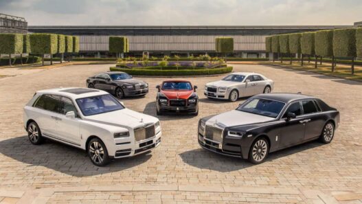 Gama de vehículos Rolls-Royce frente a la sede central en Goodwood