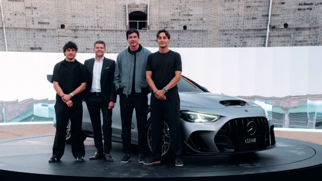 George Russell, Kimi Antonelli y Toto Wolff en la presentación del Mercedes-AMG CLE 646