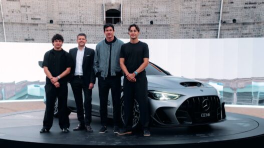 George Russell, Kimi Antonelli y Toto Wolff en la presentación del Mercedes-AMG CLE 646