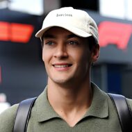 George Russell conduce por Mónaco un coche de los años 60 que supera los 100.000 euros, ¡y no es un Mercedes! George Russell llegando al Gran Premio de España en Madrid