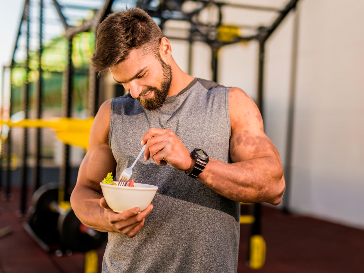 hombre comiendo ensalada antes de entrenar