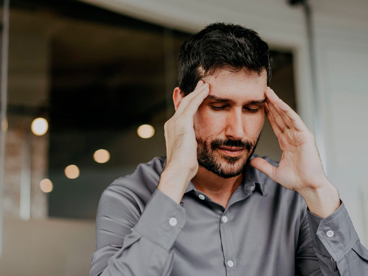 hombre con dolor de cabeza