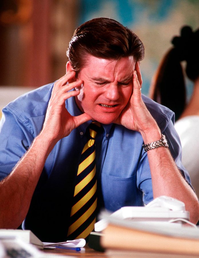 hombre estresado en el trabajo hablando por teléfono