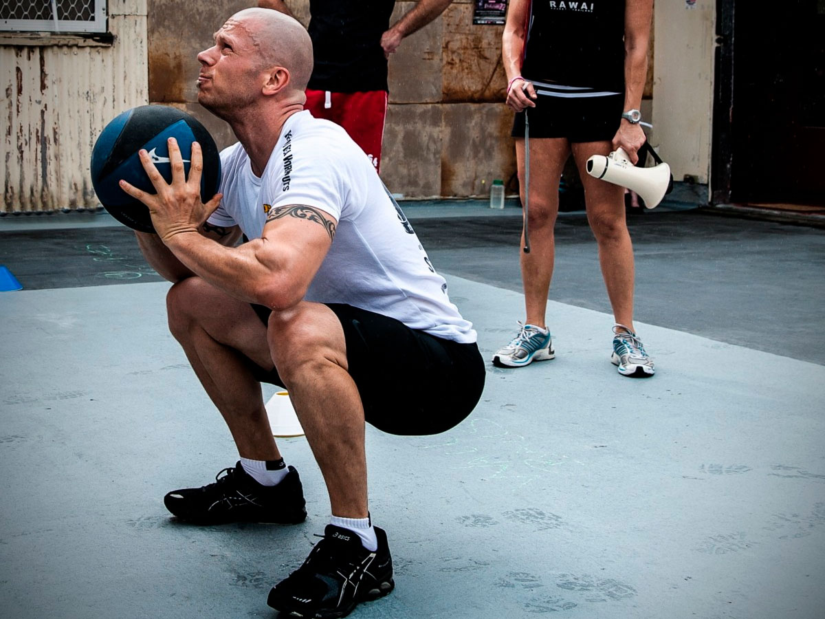 hombre haciendo Wall Ball