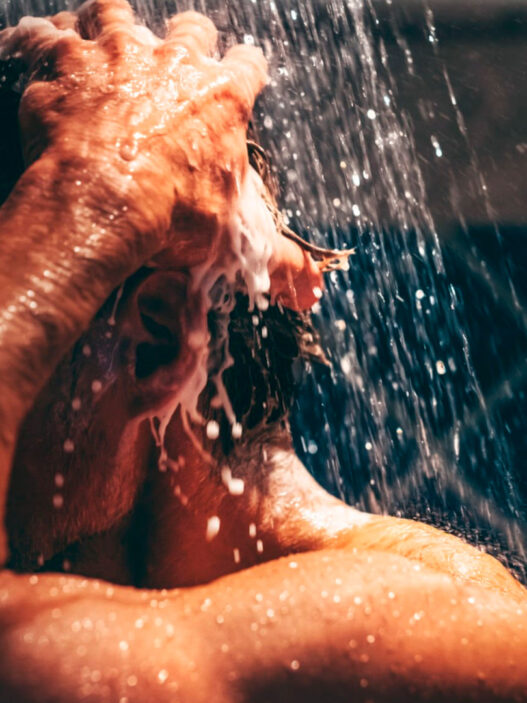 Hombre lavándose el pelo en la ducha