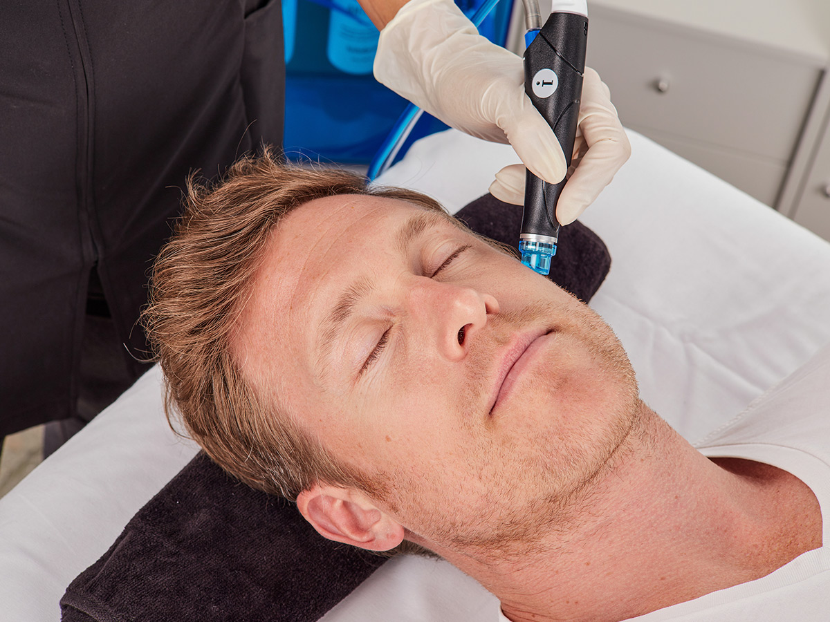hombre realizándose tratamiento Hydrafacial