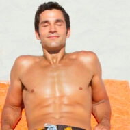 Las expertas coinciden sobre los efectos negativos del ‘heat aging’: “envejece la piel más rápido y provoca inflamación” hombre tomando el sol en la playa