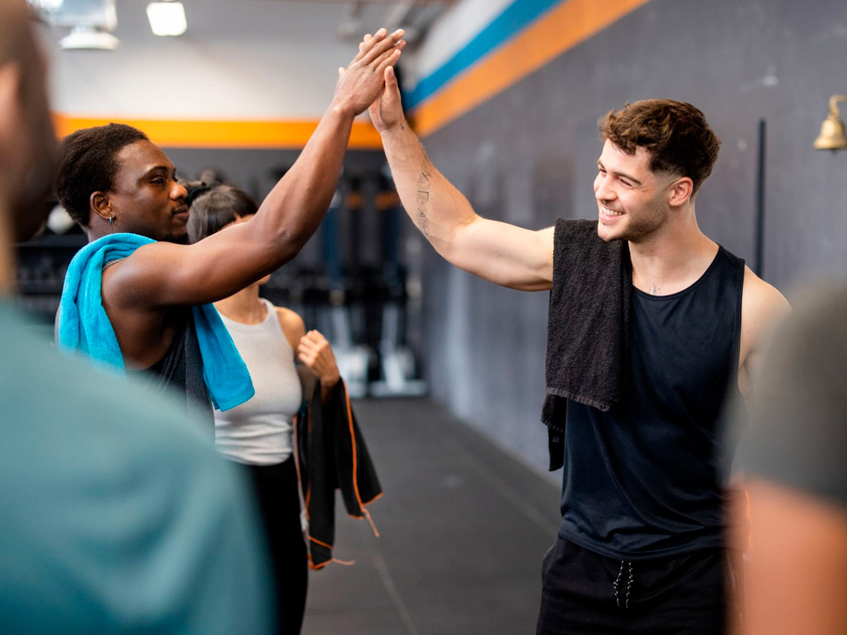 hombres chocándose la mano en el gimnasio