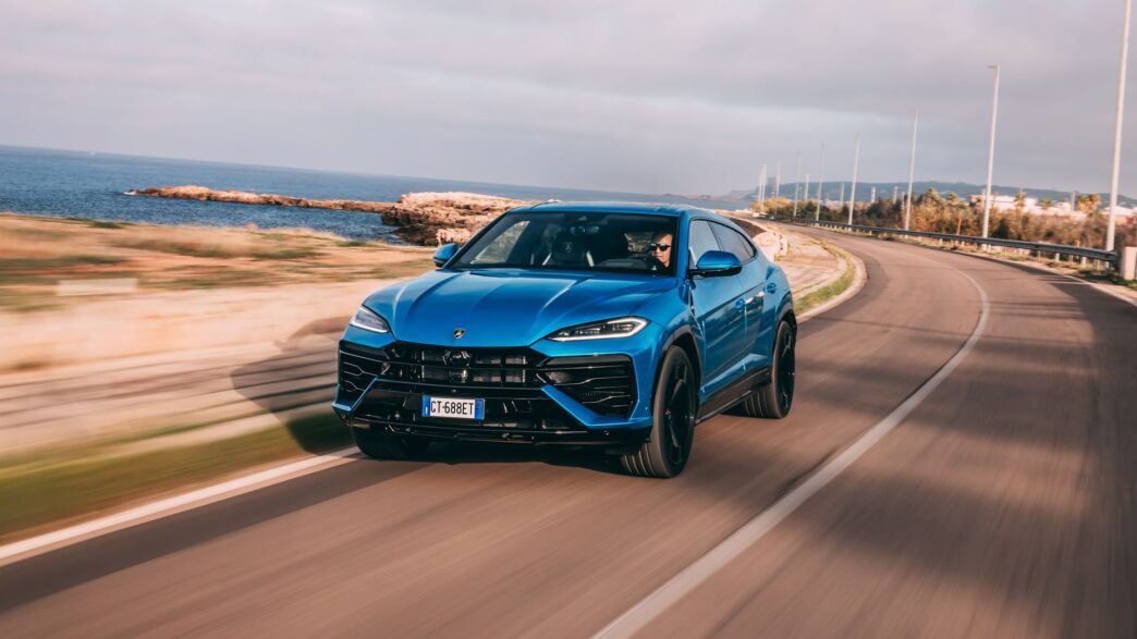 Imagen del Lamborghini Urus en carretera