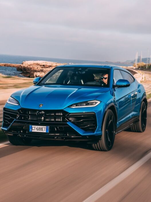 Imagen del Lamborghini Urus en carretera