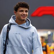 Lando Norris se gasta más de 260.000 euros en un coche deportivo que ni siquiera tiene maletero Lando Norris llegando al paddock del GP de Azerbaiyán en Bakú