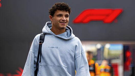 Lando Norris llegando al paddock del GP de Azerbaiyán en Bakú