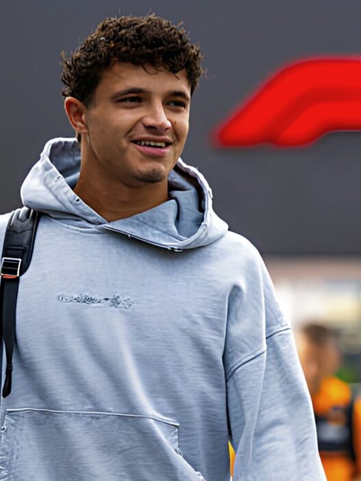 Lando Norris llegando al paddock del GP de Azerbaiyán en Bakú