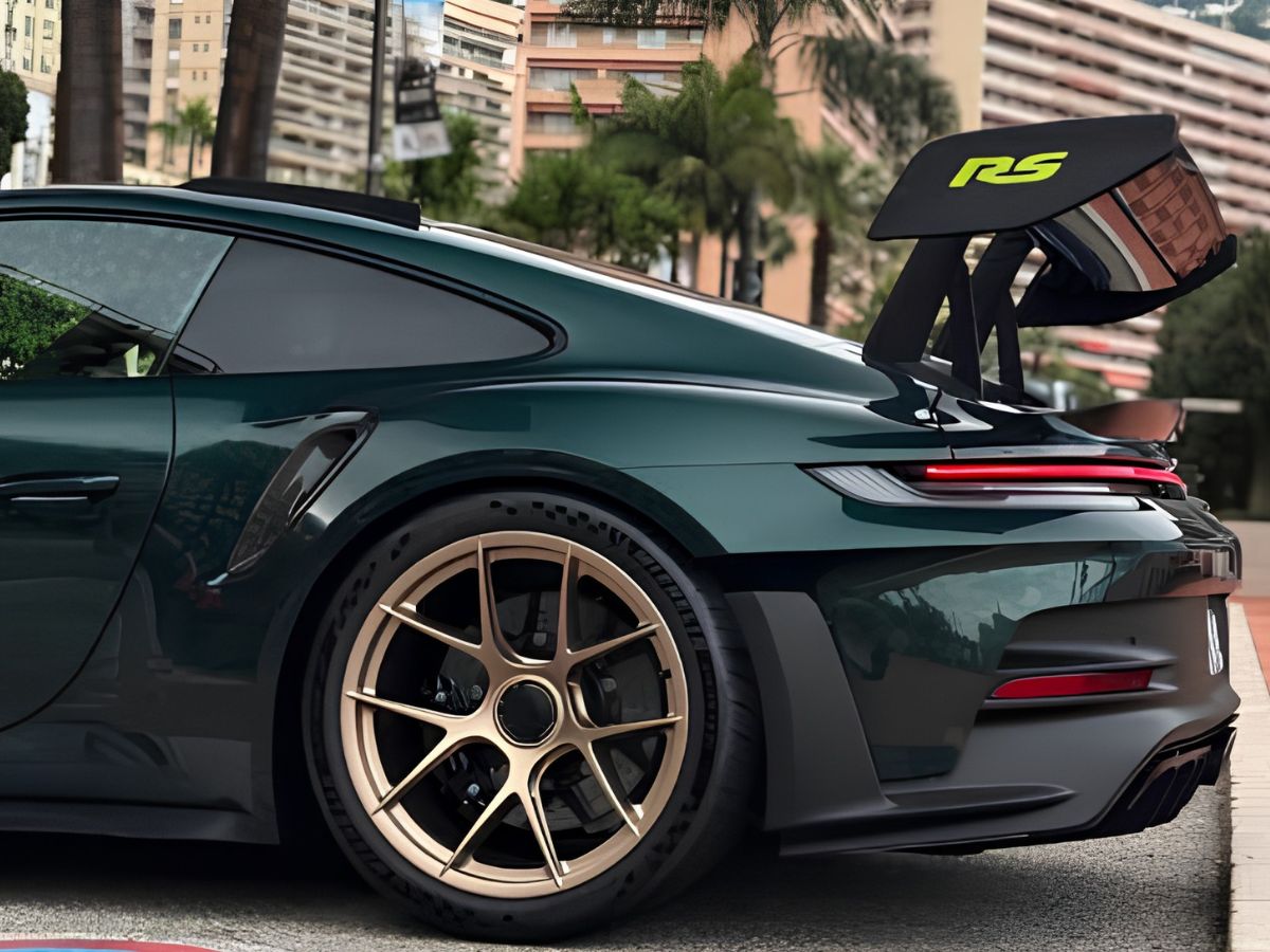 Plano posterior del GT3 RS aparcado en Mónaco
