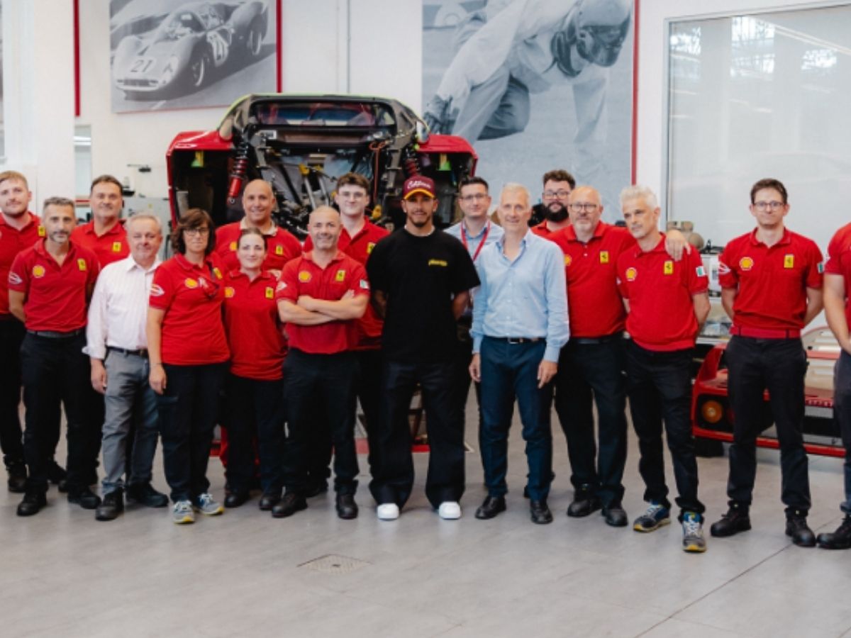 Mecánicos de Ferrari junto a Lewis Hamilton