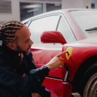 Lewis Hamilton ya tiene el Ferrari más buscado por los coleccionistas: "Es el coche de mis sueños" Lewis Hamilton junto al Ferrari F40