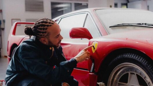 Lewis Hamilton junto al Ferrari F40