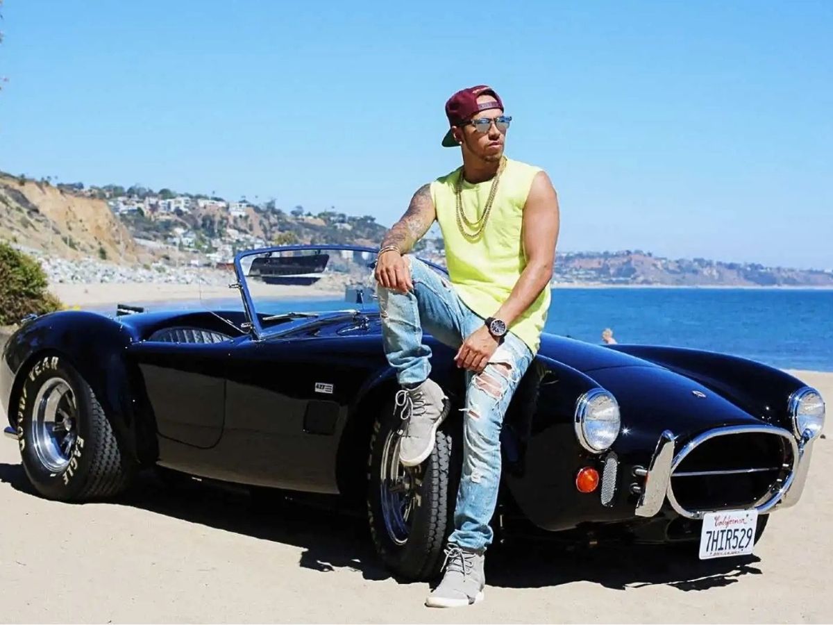 Lewis Hamilton con el Shelby Cobra