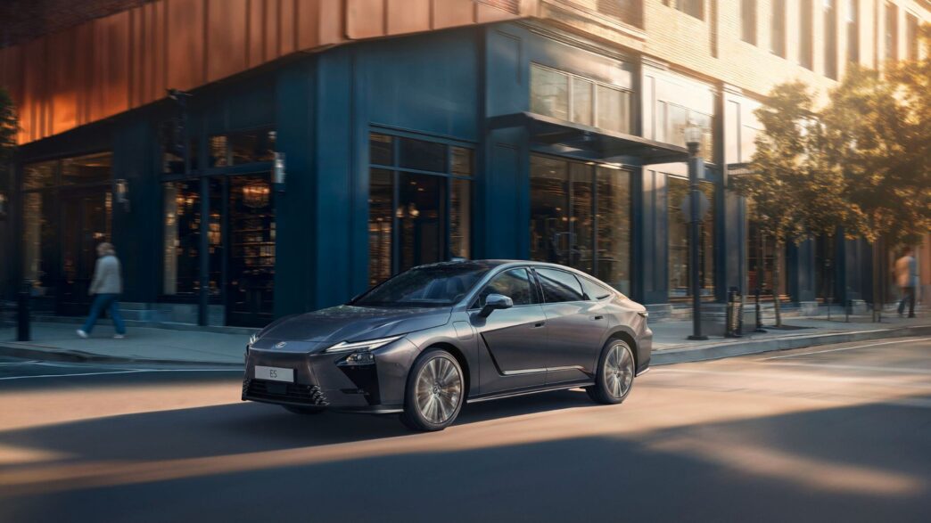 Vista urbana del Lexus ES en circulación