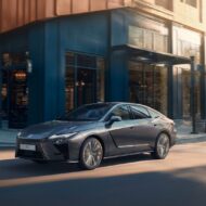 Los 5 coches de lujo más nuevos que puedes comprar ya en España Vista urbana del Lexus ES en circulación