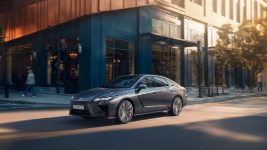 Vista urbana del Lexus ES en circulación