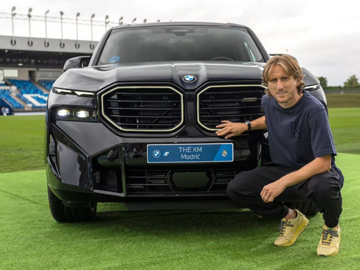 Foto de Luka Modrić junto al BMW XM de 2024-25